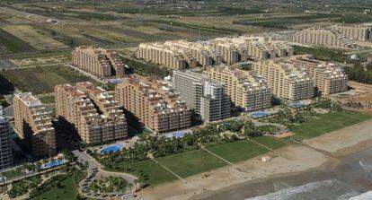 Imagem aérea de milhares de residências construídas no complexo Marina d' Or, em Oropesa del Mar (Castellón).