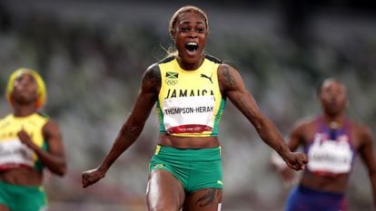A jamaicana Elaine Thompson-Herah celebra o ouro nos 100m, no qual bateu novo recorde olímpico.