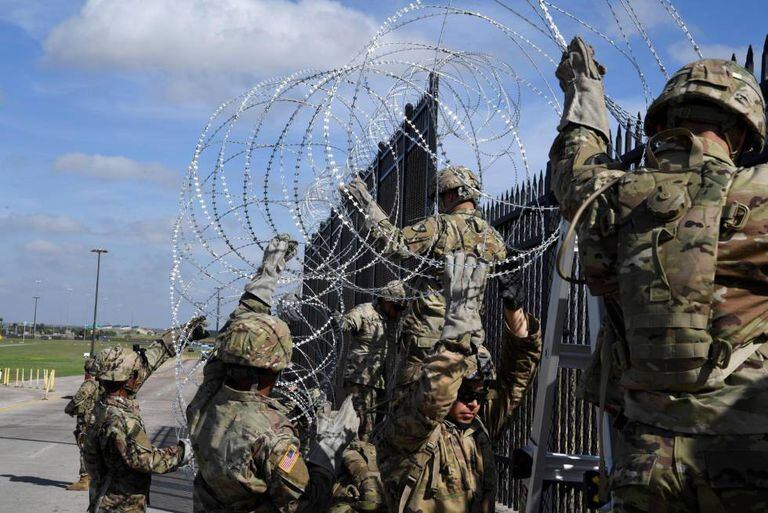 Fotografia cedida pela Força Aérea norte-americana que mostra vários soldado norte-americanos enquanto instalam cercas na fronteira entre Estados Unidos e México.