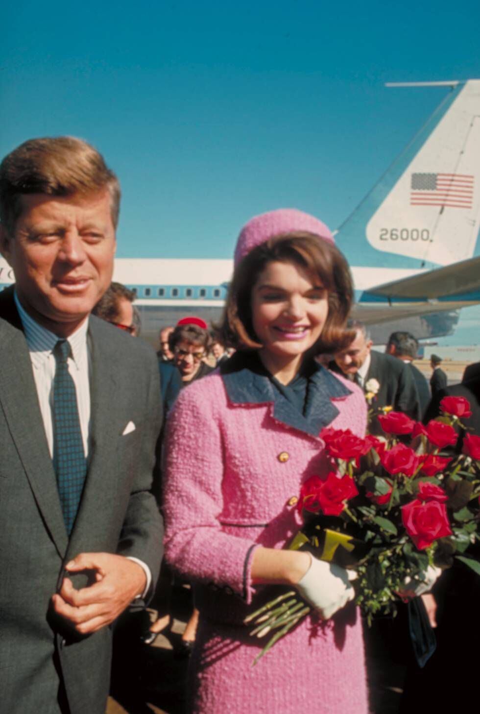 O casamento perfeito? Anos depois de sua morte vieram à tona as contínuas infidelidade de John Fitzgerald Kennedy a sua mulher, Jackie Kennedy. Na foto, os dois chegam ao aeroporto de Dallas no dia em que ele foi morto a tiros em 1963. 