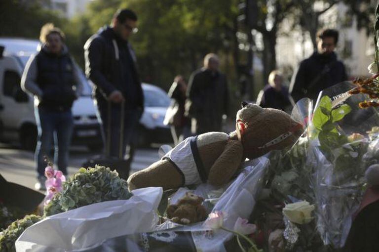 Flores, brinquedos e mensagens nas proximidades do Bataclan.