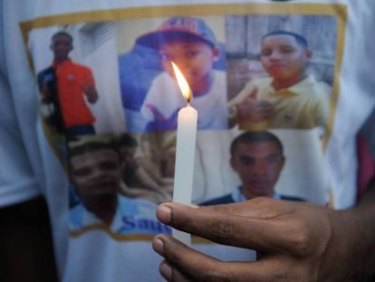 Camiseta com o rosto dos cinco jovens de Costa Barros, mortos por tiros de fuzil da polícia do Rio