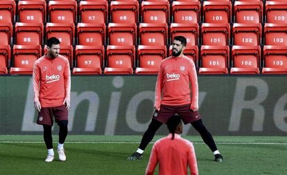 Messi e Suárez, que marcaram no Camp Nou, fazem treinamento em Anfield Road.