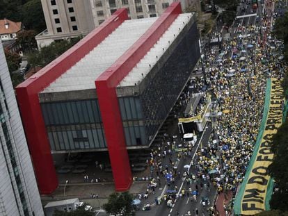 Protesto convocado pelo MBL e o Vem pra Rua na avenida Paulista, em São Paulo, neste domingo, 26 de março.