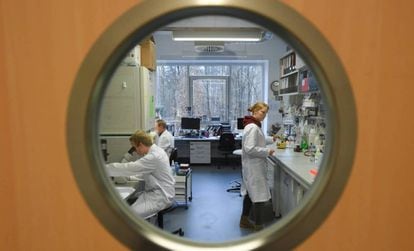 Funcionários do Instituto da Virologia da Universidade Philipps, em Marburg (Alemanha), que pesquisa uma vacina contra o coronavírus.