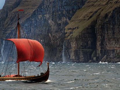 Reconstrução do barco viking ‘Skuldevev 2’, o ‘Corcel dos Mares’, navegando da Dinamarca para Dublin em 2007.