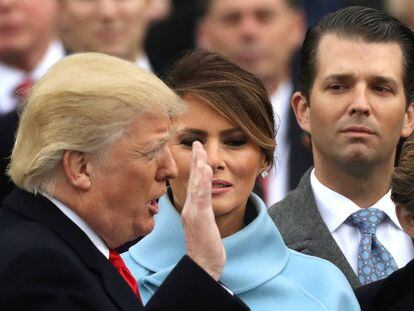 Donald Trump Jr. olha para o seu pai na posse deste como presidente.