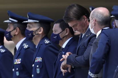 Bolsonaro (checando o relógio) em cerimônia comemorativa do 80º aniversário da Força Aérea brasileira, na quarta-feira.