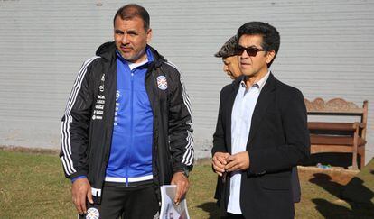 José Alzir, à direita, em encontro com dirigente da Federação Paraguaia de Futebol.