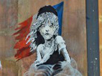 O artista pinta um grafite em frente à embaixada francesa em Londres para denunciar agressão policial na chamada Selva de Calais