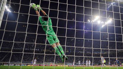 Soccer Football - Serie A - Inter Milan vs Juventus - San Siro, Milan, Italy - April 28, 2018 Juventus' Gianluigi Buffon in action REUTERS/Alberto Lingria