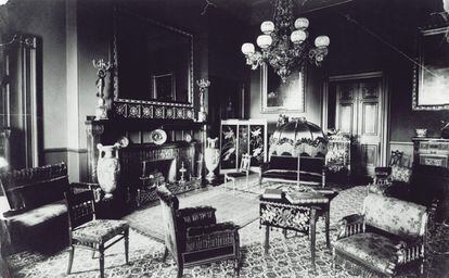 Fotografia do Salão Vermelho feita entre 1884 e 1885, durante a presidência de Chester A. Arthur ou de Grover Cleveland. |