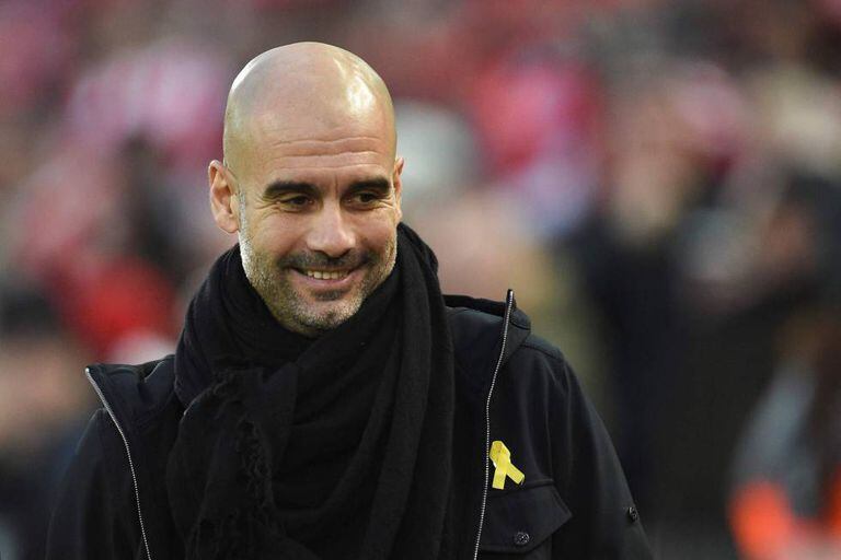 Pep Guardiola usa o laço amarelo em Anfield.