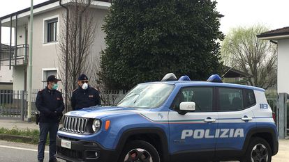 Dois policiais locais em um posto de controle em um município em quarentena na zona vermelha da Lombardia, em 25 de fevereiro.
