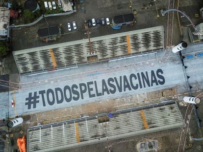 A frase "Todos pelas vacinas" é vista no Sambódromo de São Paulo.