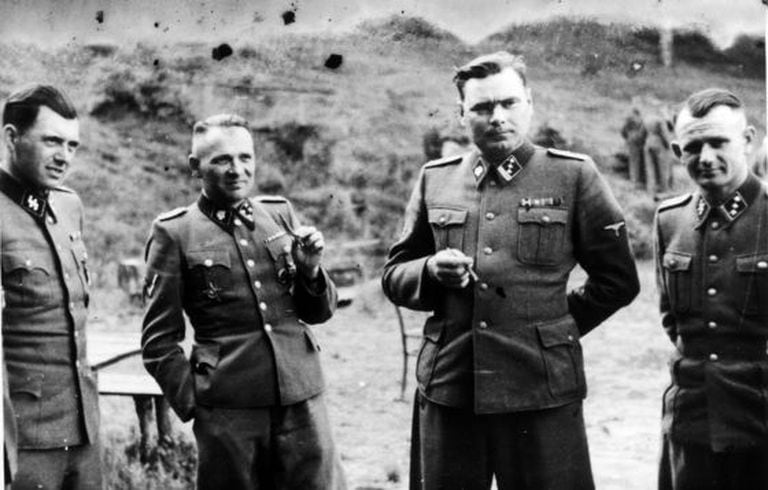 À esquerda, Josef Mengele (1911-1979).