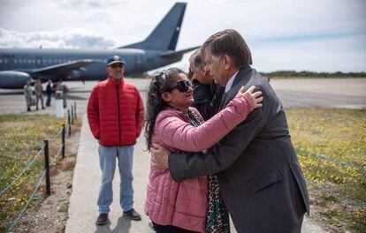 Parentes de tripulantes do avião militar que desapareceu na Antártica chegam à base militar em Punta Arenas, no Chile.
