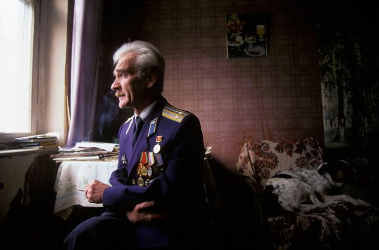 Fotografia do tenente coronel soviético Stanislav Petrov tirada en 1999.