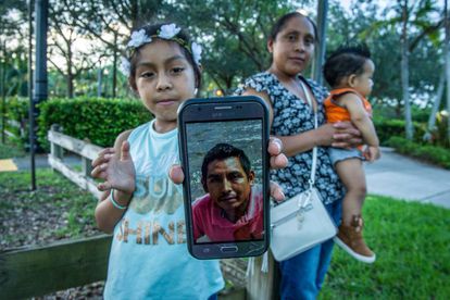 Janne mostra na quarta-feira a foto do pai, preso no Texas; atrás dela sua mãe, Buenaventura, carrega seu irmão em Homestead.