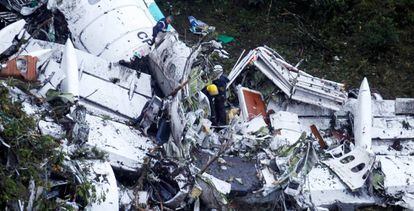 Os serviços de resgate trabalham no avião acidentado, na terça-feira.