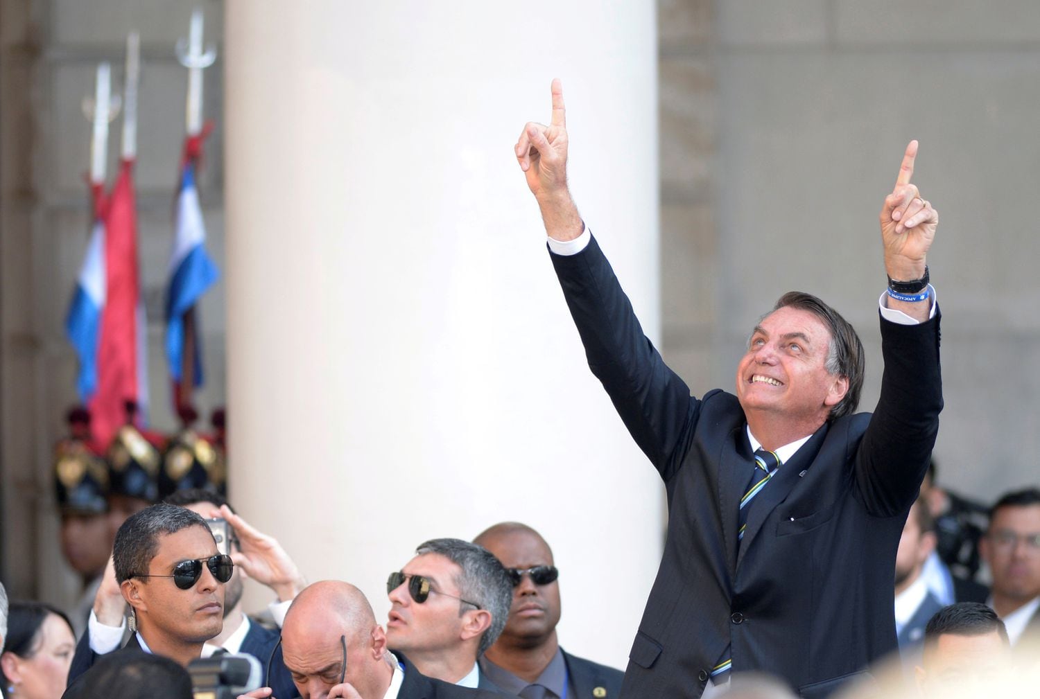O presidente do Brasil, Jair Bolsonaro, chega à cerimônia de posse de Lacalle Pou.