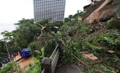 Ônibus atingido por um deslizamento de terra na zona sul do Rio de Janeiro, após uma tempestade da noite desta quarta-feira.