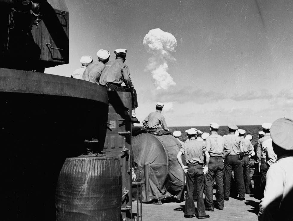 Militares observam o teste nuclear Able, em 1o. de julho de 1946, no atol de Bikini.
