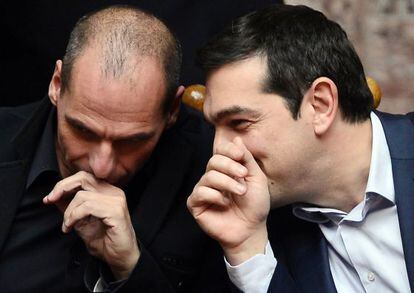 O ministro de Finanças da Grécia, Yanis Varoufakis, e o primeiro-ministro do país, Alexis Tsipras, na quarta-feira, no Parlamento grego.