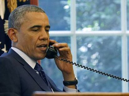 Obama fala pelo telefone no Salão Oval.