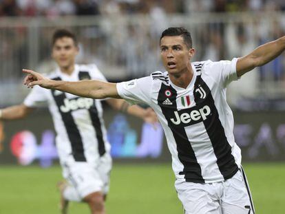 Cristiano Ronaldo e Dybala comemoram o único gol da Supercopa.