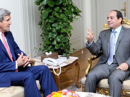 John Kerry e Abdul Fatah Al-Sisi, este sábado no Cairo.