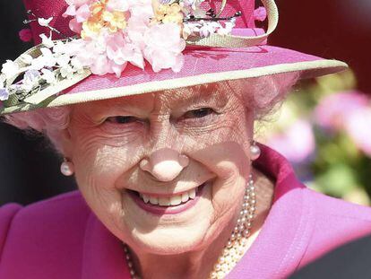 Elizabeth II em visita a uma agência de correios na quarta-feira.