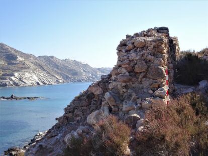 Restos do muro que rodeia a ilha do Frade, em Murcia.