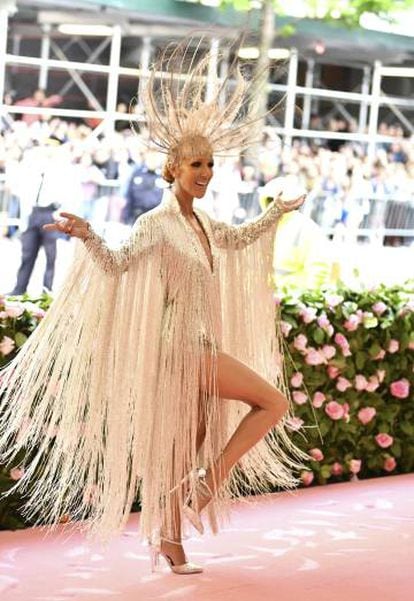 Céline Dion posa com seu vestido de franjas.