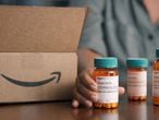 Envases de medicamentos con el logotipo de Amazon.