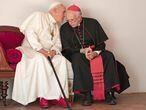 Benedicto XVI (Anthony Hopkins) y Francisco (Jonathan Pryce), en ’Los dos Papas’.  