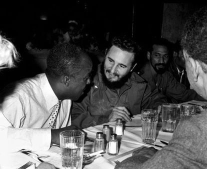 Fidel Castro, depois de uma refeição em Nova York, em 1960.