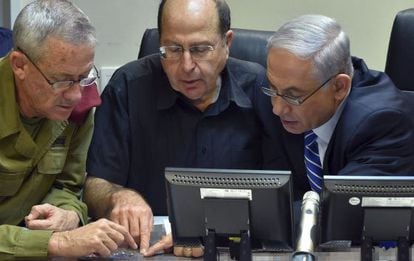 O primeiro-ministro de Israel, Benjamin Netanyahu, o ministro de Defesa e o chefe de pessoal observam mapas da Faixa de Gaza.