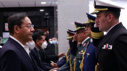 O presidente boliviano Luis Arce (à esquerda) cumprimenta a nova cúpula militar da Bolívia, nomeada nesta terça-feira.