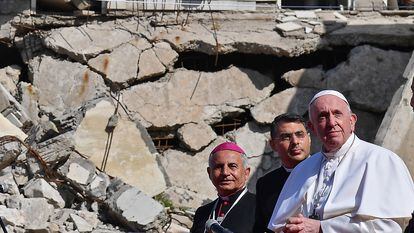 O Papa chega à praça das Quatro Igrejas de Mossul para realizar sua oração, neste domingo.