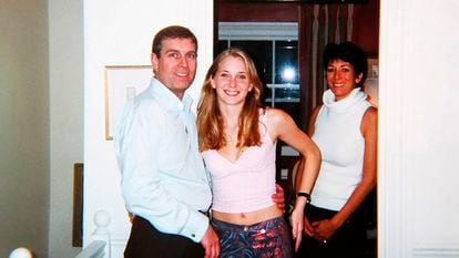 O príncipe Andrew e Virginia Giuffre (no centro), em 2001. Ao fundo, Ghislaine Maxwell, a ‘madame’ de Epstein.