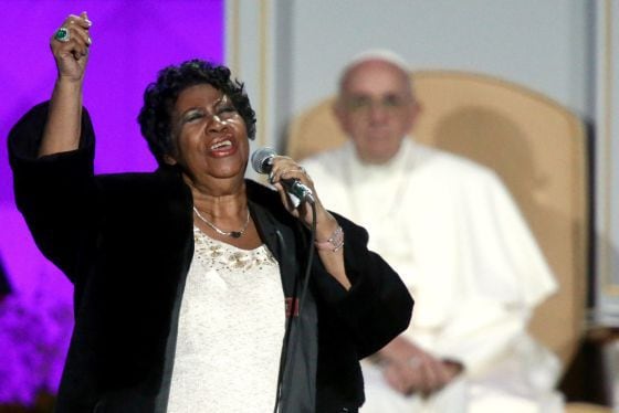 Aretha Franklin canta diante do Papa Francisco.