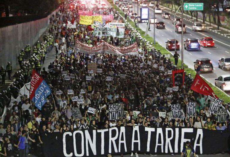 Manifestantes na Avenida 23 de Maio, nesta quinta.