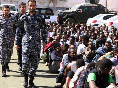 Militares líbios detêm imigrantes suspeitos de querer atravessar à Europa.