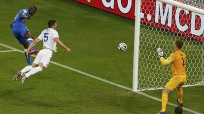 Balotelli cabeceia para fazer o segundo gol da Itália.