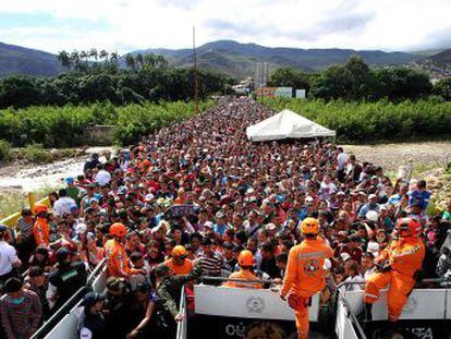 Milhares de venezuelanos atravessaram a fronteira no domingo e as autoridades acreditam que a maioria voltará ao seu país