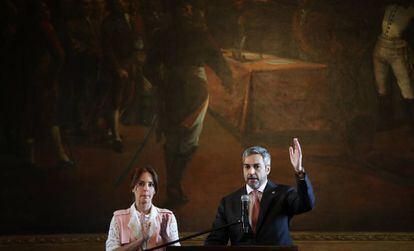 O presidente paraguaio Mario Abdo Benitez fala à nação ao lado de sua mulher, Silvana Lopez Moreira, no Palácio de Lopez.