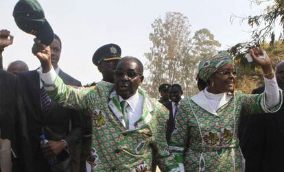 O presidente de Zimbábue, Robert Mugabe, ao lado da mulher, Grace