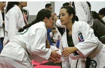 Rhillary Barbosa durante treino de jiu-jítsu.