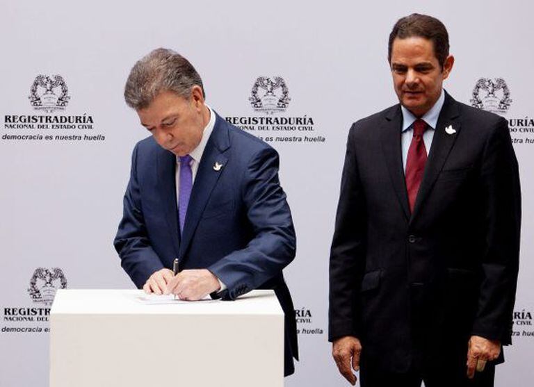 Santos inscreve sua candidatura às eleições de 25 de maio